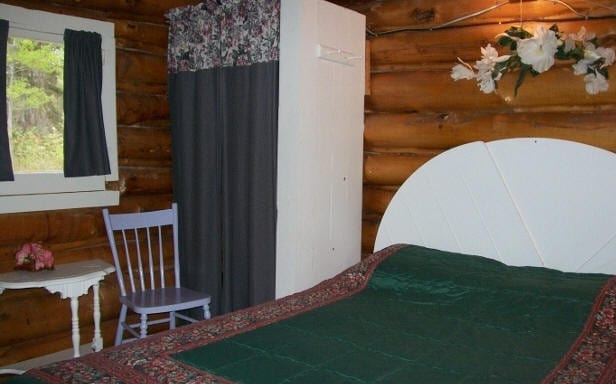 Cabin 2 bedroom with double bed.