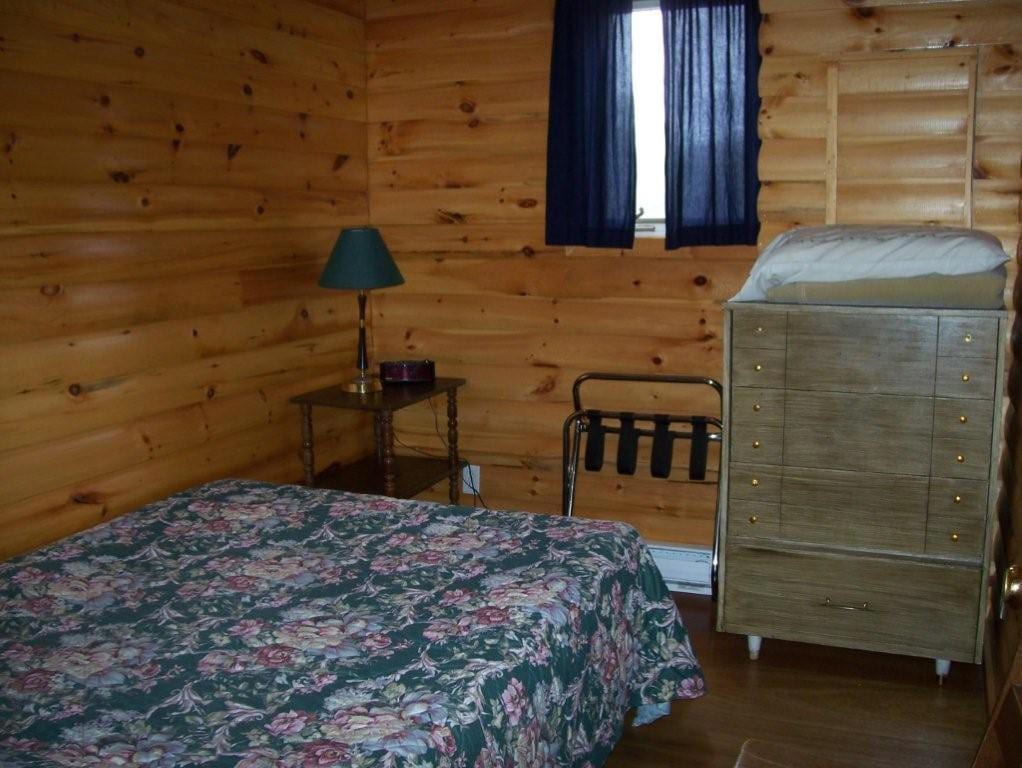 Cabin 9 bedroom with queen bed.
